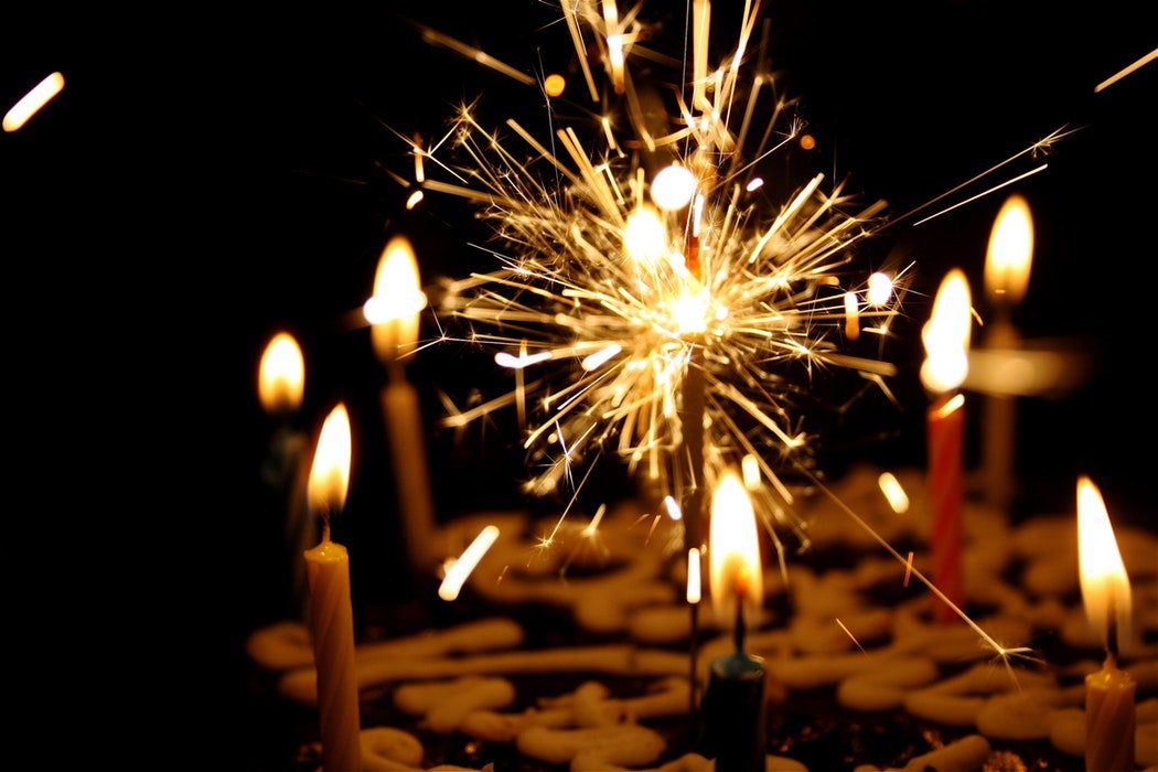 Pourquoi souffle-t-on des bougies sur nos gâteaux d'anniversaire ? - La Belle Mèche
